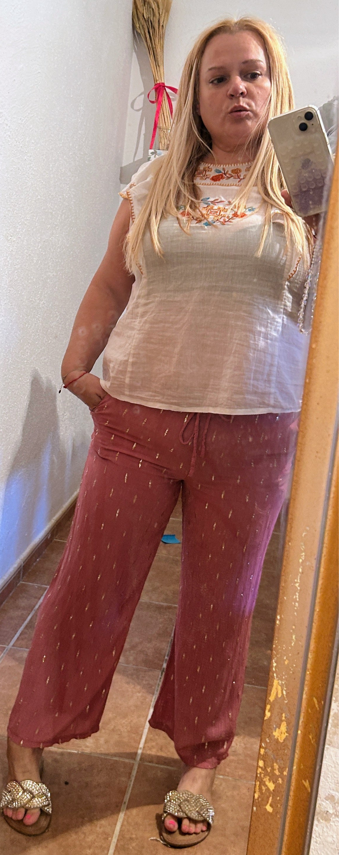 Pantalón fluido con hilos dorados.