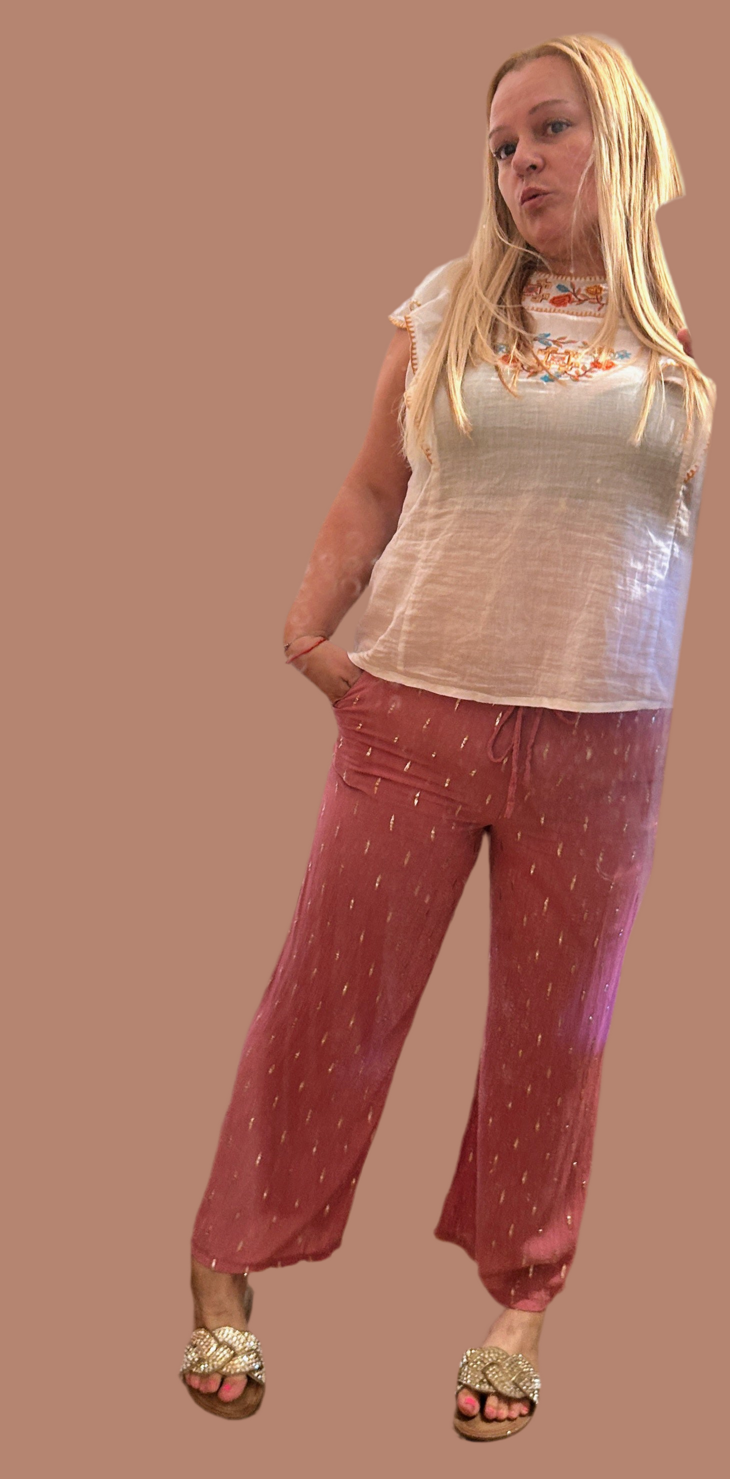 Pantalón fluido con hilos dorados.
