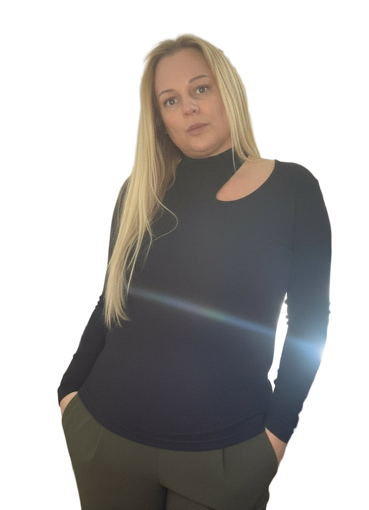 Camiseta con avertura en cuello.