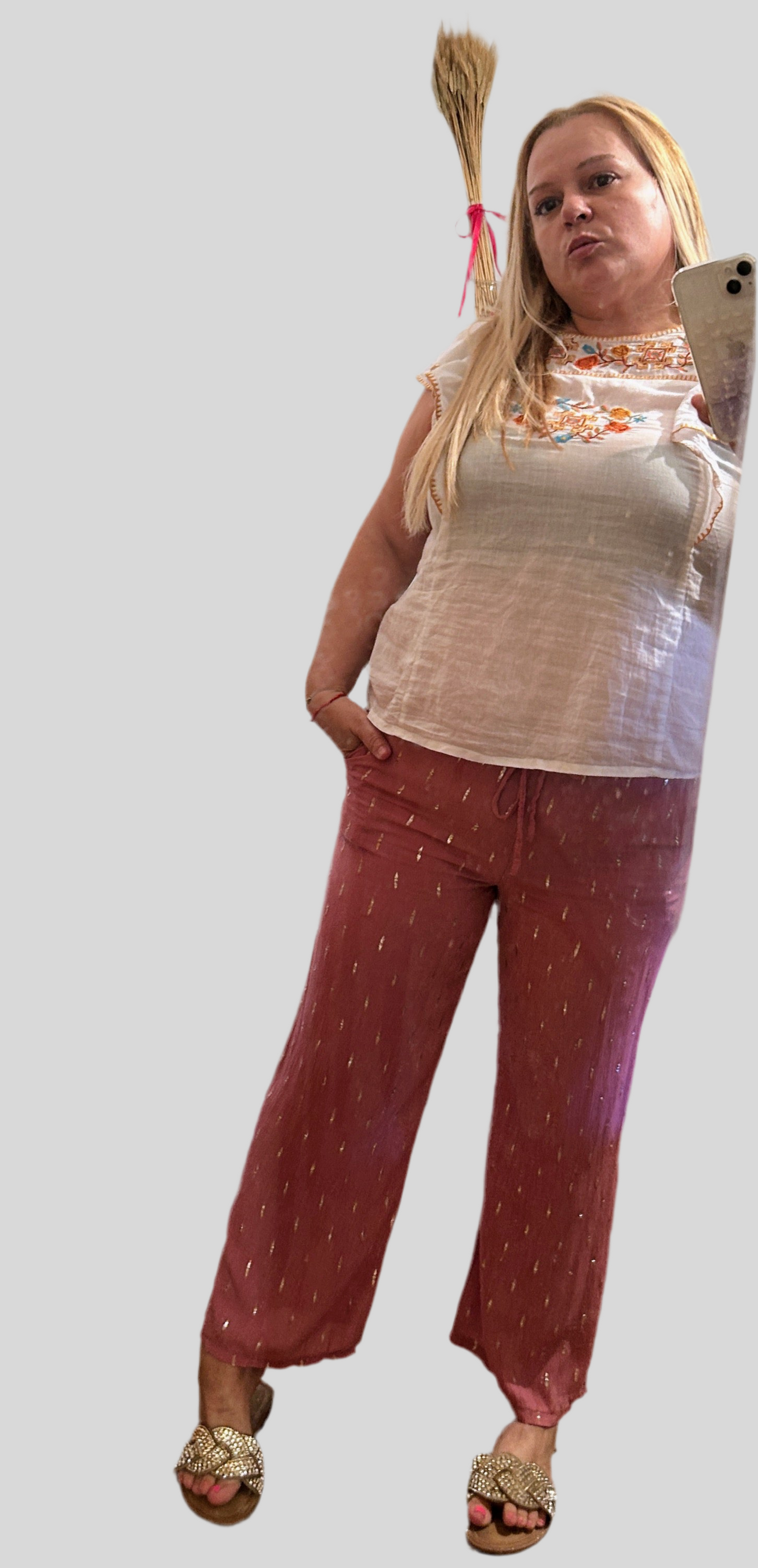 Pantalón fluido con hilos dorados.