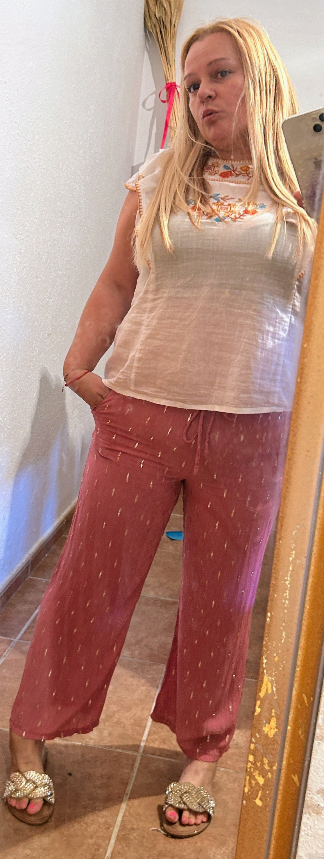Pantalón fluido con hilos dorados.