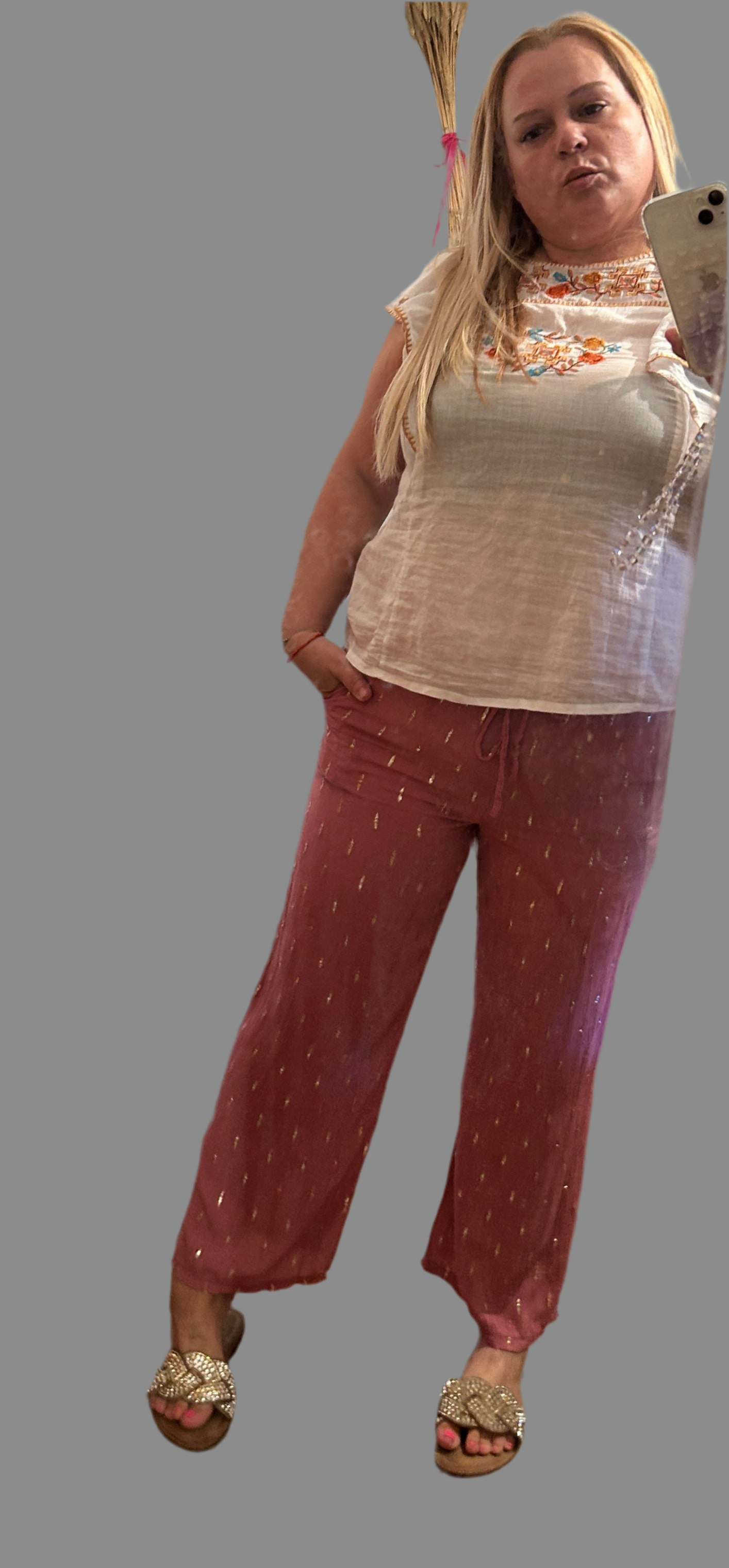 Pantalón fluido con hilos dorados.