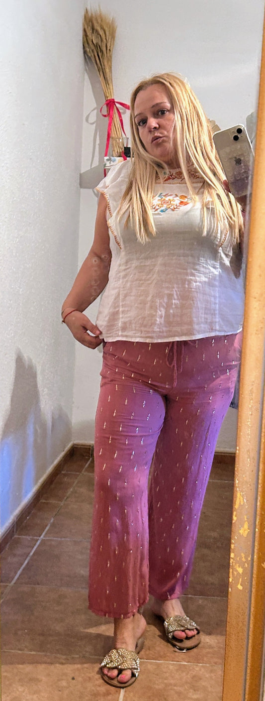 Pantalón fluido con hilos dorados.