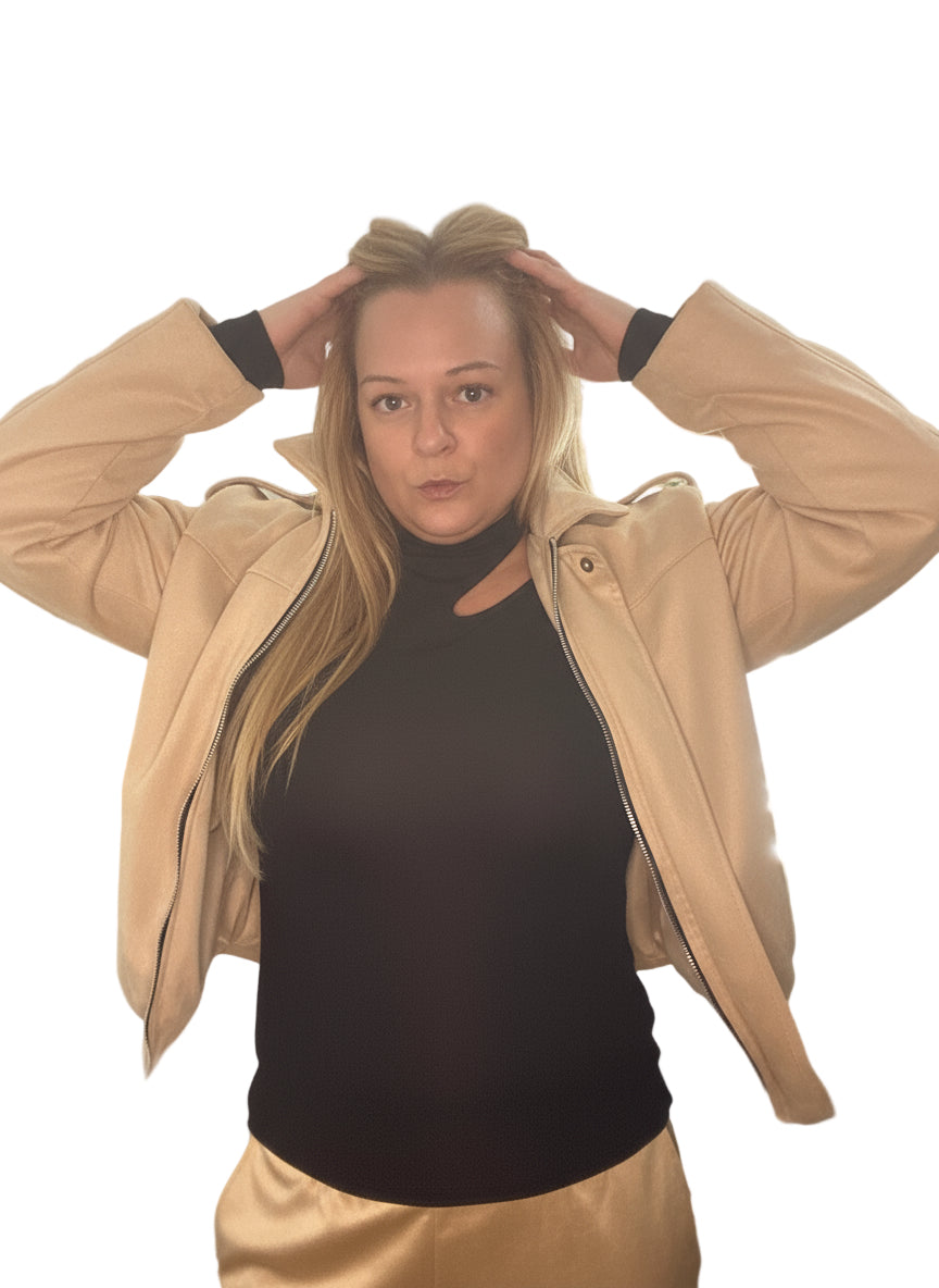 Camiseta con avertura en cuello.