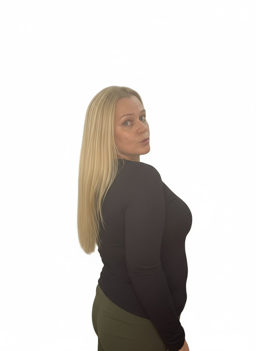 Camiseta con avertura en cuello.