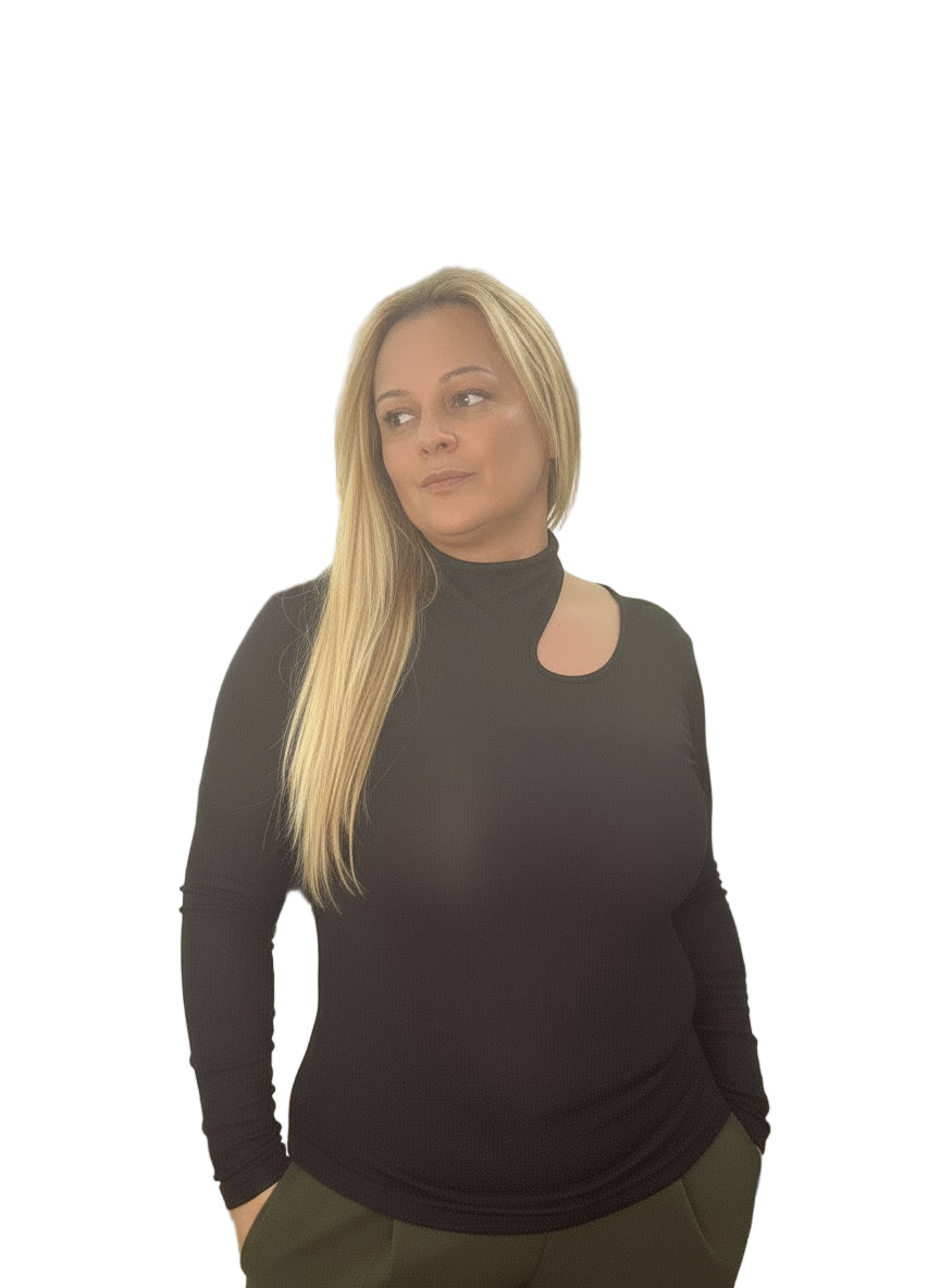 Camiseta con avertura en cuello.