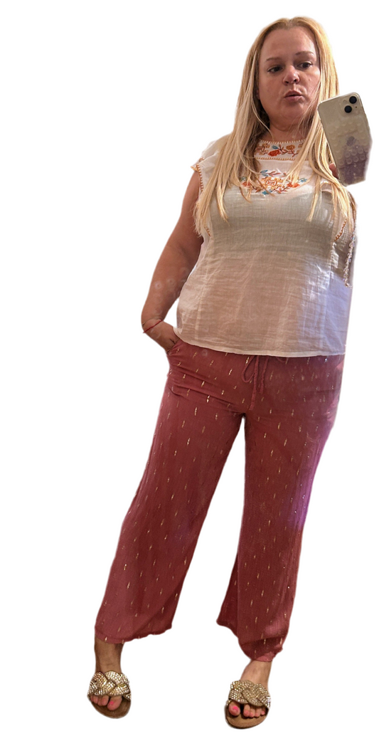 Pantalón fluido con hilos dorados.