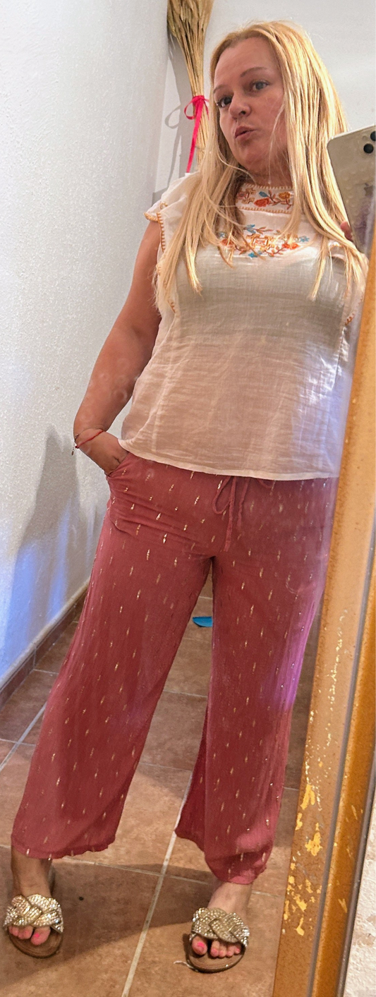 Pantalón fluido con hilos dorados.