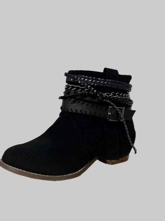 Botín negro trenzado